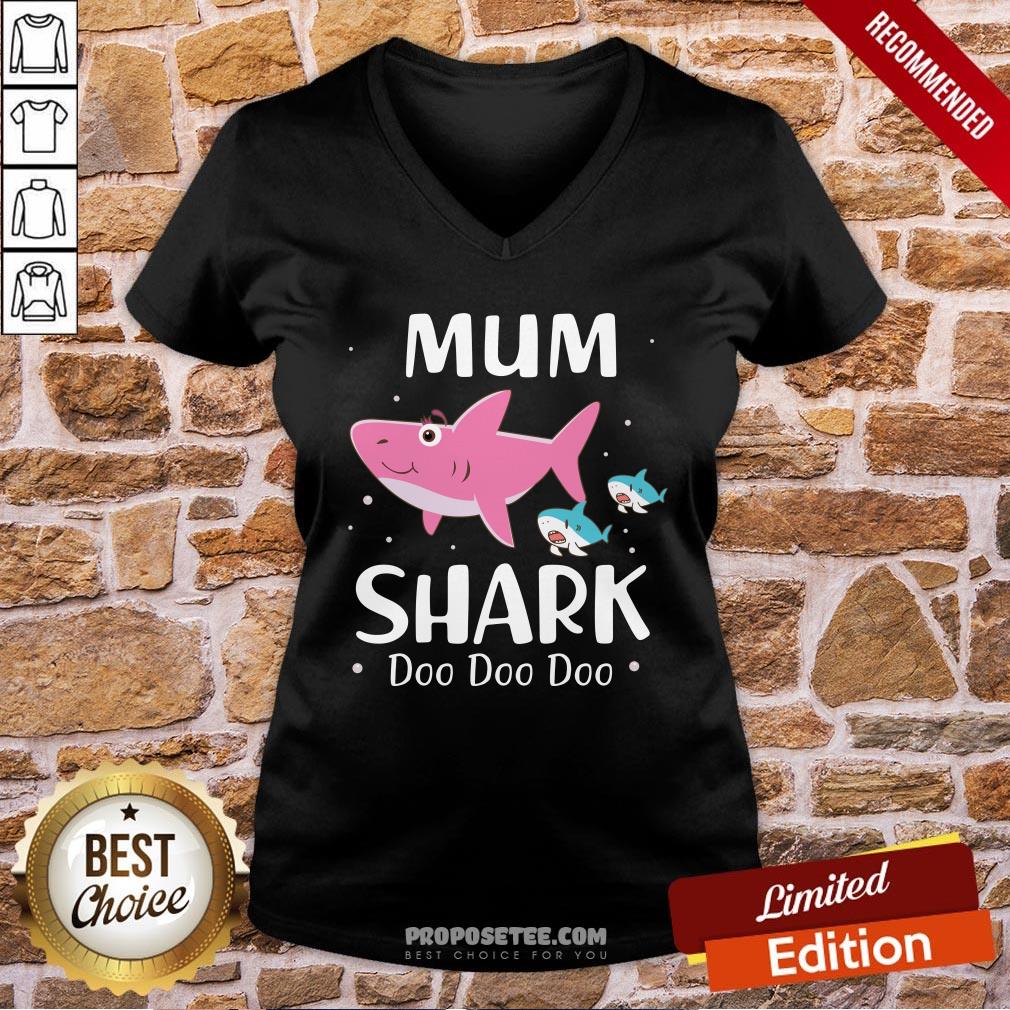 Mum Shark Doo Doo Doo V-neck Mum Shark Doo Doo Doo V-neck